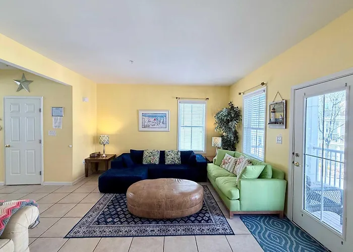 5 Corner Store Ln Indoor & Outdoor Pool *